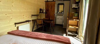 Brand-new, cocooning cottage in a quiet, wooded garden 3 minutes from the freeway!