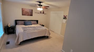 2 bedrooms, desk, WiFi, bed sheets