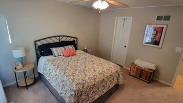 2 bedrooms, desk, WiFi, bed sheets