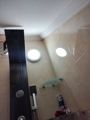 Douche, serviettes fournies, savon, papier de toilette