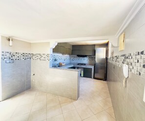 Four à micro-ondes, un four, surface de cuisson, lave-vaisselle