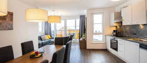 Superior Apartment, 2 Bedrooms, Balcony, Mountain View | Private kitchen