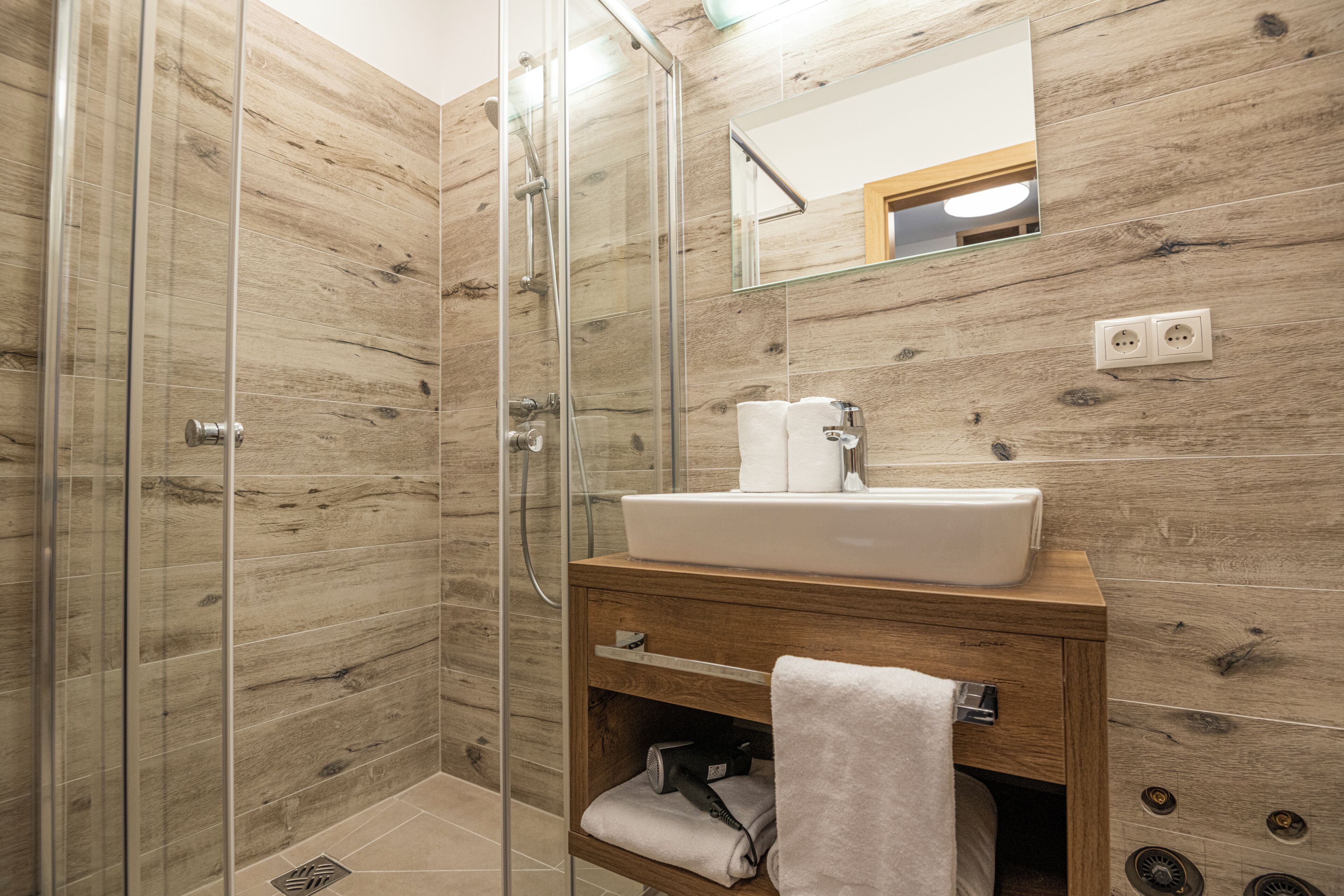 Habitación básica doble, vista a la montaña | Baño | Secadora de cabello, toallas, jabón, shampoo 