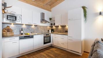 Premium Penthouse, 5 Bedrooms, Balcony, Mountain View | Private kitchen