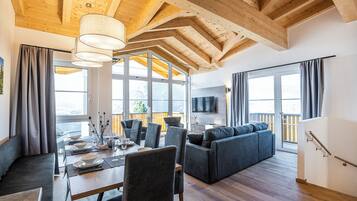 Deluxe Penthouse, 3 Bedrooms | Living area