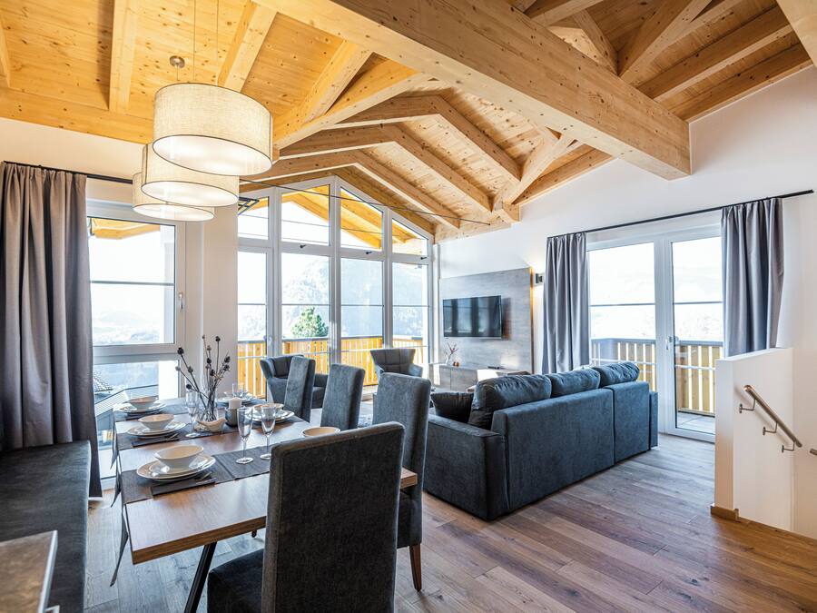 Cobertura luxo, 3 quartos | Área de estar | Smart TV 50 polegadas com canais a cabo, pisos aquecidos
