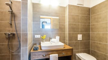 Premium Penthouse, 5 Bedrooms, Balcony, Mountain View | Bathroom | Hair dryer, towels, soap, shampoo