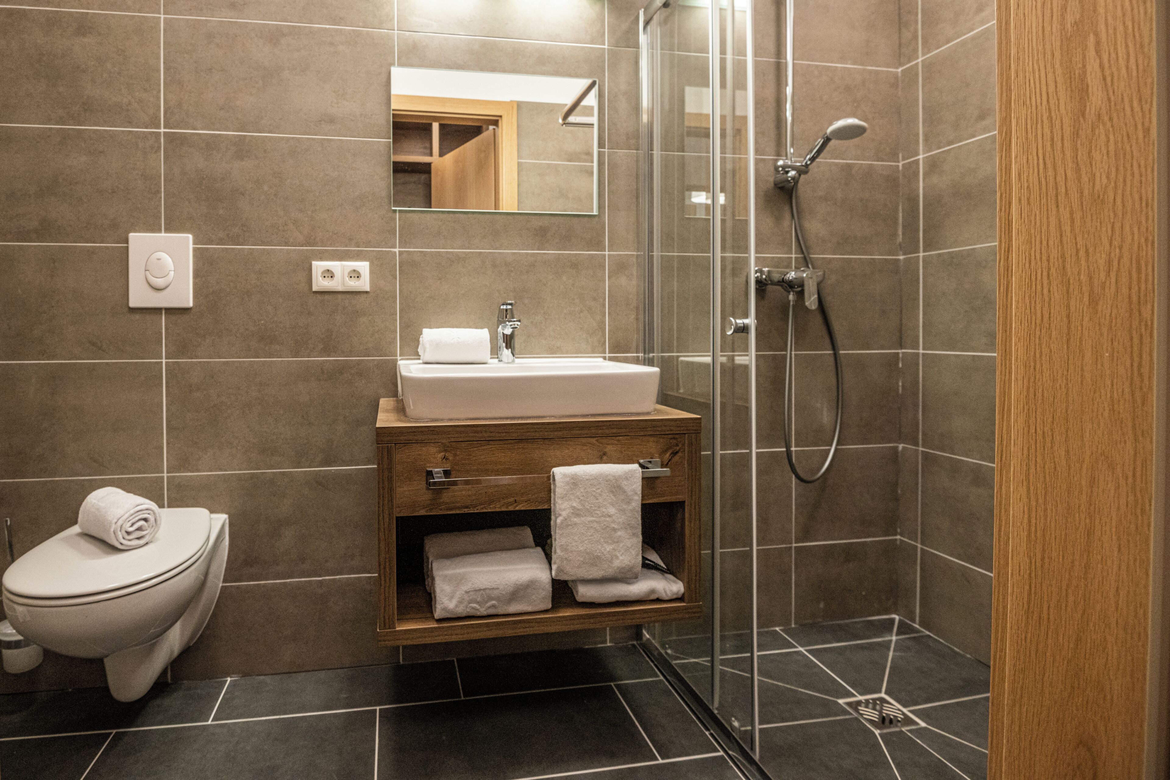 Habitación cuádruple básica, vista a la montaña | Baño | Secadora de cabello, toallas, jabón, shampoo 