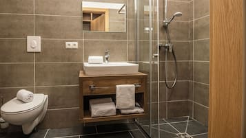 Habitación cuádruple básica, vista a la montaña | Baño