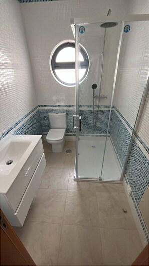Douche, baignoire à jets, sèche-cheveux, bidet