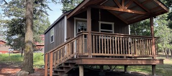 Cozy and charming little cabin nestled up in the trees ,in columbia falls MT