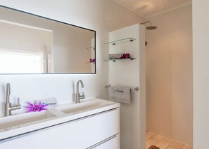 Hair dryer, towels, soap, toilet paper - Villa Gone Coco - Coral Estate Resort (Sint Willibrordus)