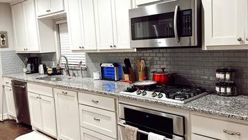 Micro-ondes, four, plaque de cuisson, lave-vaisselle