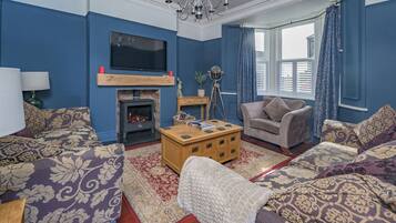 Smart-tv, een open haard en boeken