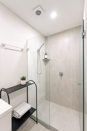 ヘアドライヤー、タオル、石鹸、トイレットペーパー
