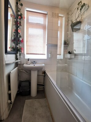 Hair dryer, towels, soap, toilet paper - Serene 2-bedroom apartment in the heart of London. (London)