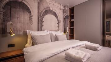 Deluxe Apartment | Iron/ironing board, free WiFi