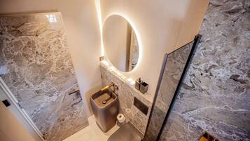 Deluxe Apartment | Bathroom