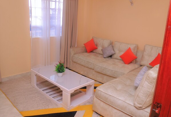 Smart TV - Cozy 1BR in Meru, Near Kinoru Stadium – Fast Wi-Fi, Secure (Nairobi)