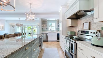 雪櫃、微波爐、焗爐、爐具