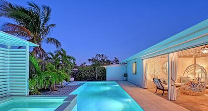 Siesta Key Oasis-Spectacular with heated pool/spa and steps to beach and Village