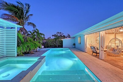 Siesta Key Oasis-Spectacular with heated pool/spa and steps to beach and Village