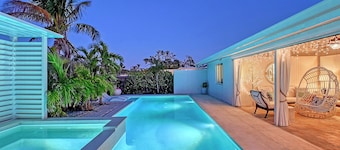 Siesta Key Oasis-Spectacular with heated pool/spa and steps to beach and Village