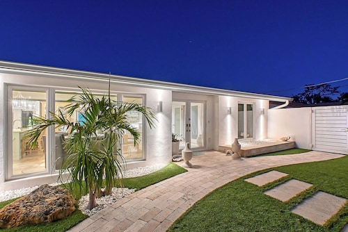 Siesta Key Oasis-Spectacular with heated pool/spa and steps to beach and Village