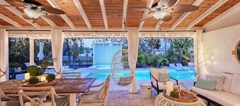 Siesta Key Oasis-Spectacular with heated pool/spa and steps to beach and Village