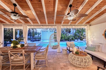 Siesta Key Oasis-Spectacular with heated pool/spa and steps to beach and Village