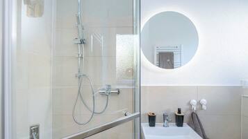 Dusche, Haartrockner, Handtücher, Seife