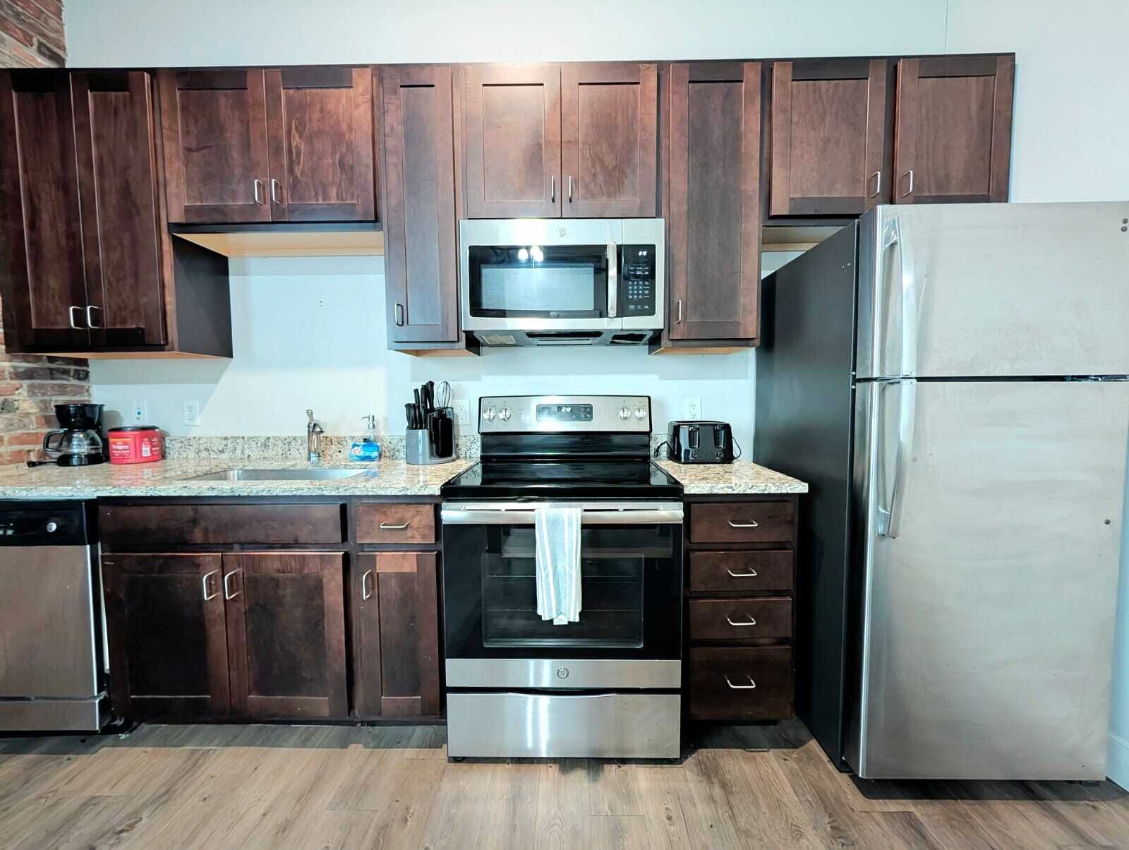 Een koelkast, een magnetron, een oven, een kookplaat