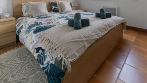 2 bedrooms, desk, iron/ironing board, travel cot - Maison Le Berylune - 16bis Rue de Champ des Varennes - Abrest (Abrest)