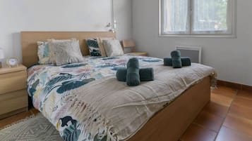 2 chambres, bureau, fer et planche à repasser, lit parapluie