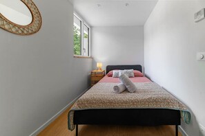 3 bedrooms, desk, iron/ironing board, travel cot
