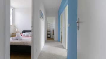3 slaapkamers, een bureau, een strijkplank/strijkijzer, reisbedje