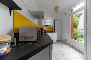 Fridge, microwave, oven, coffee/tea maker