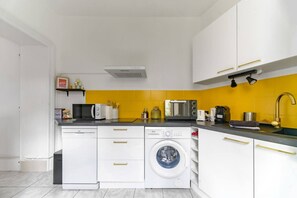 Fridge, microwave, oven, coffee/tea maker