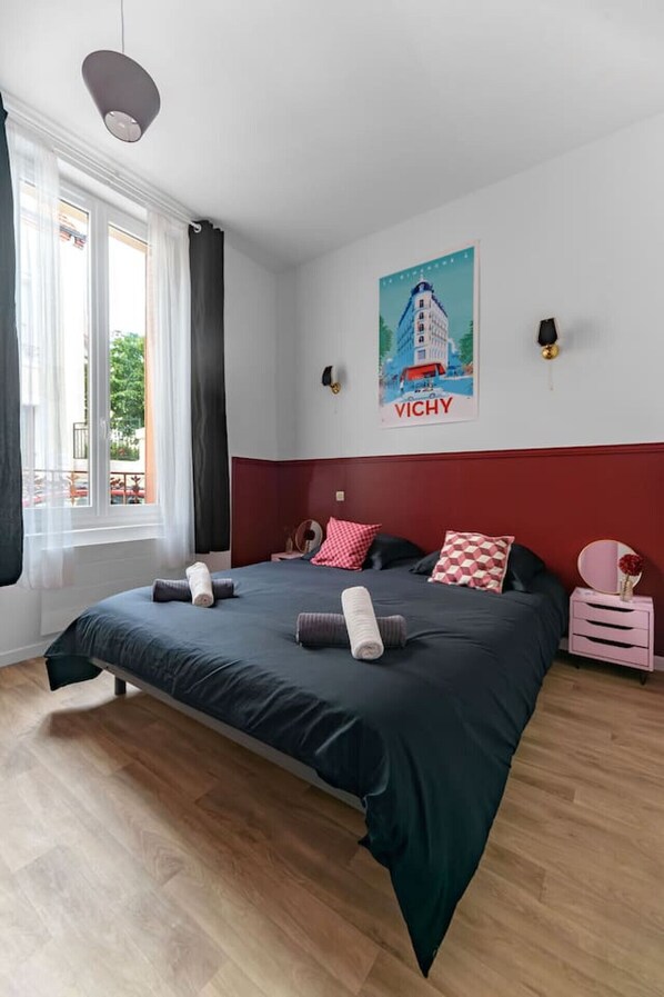 1 habitación, tabla de planchar con plancha, cuna de viaje y wifi 