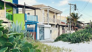 Een woonwijk met huizen, een blauw balkon en cactussen.