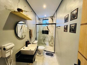 Een douche, een haardroger, handdoeken, zeep