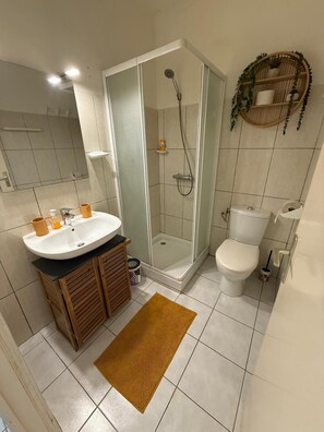 Classic Apartment, 2 Bedrooms, Terrace, Garden View | Bilik Mandi