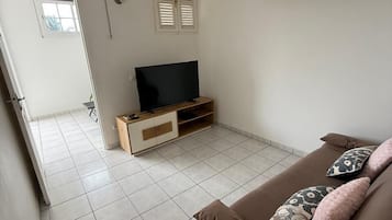 Căn hộ phong cách cổ điển, 2 phòng ngủ, hiên, quang cảnh vườn | Khu phòng khách
