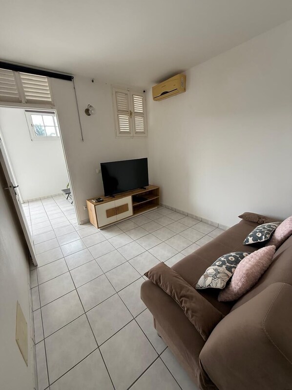 Classic Apartment, 2 Bedrooms, Terrace, Garden View | Living area - Nom à modifier  (Sainte-Anne)