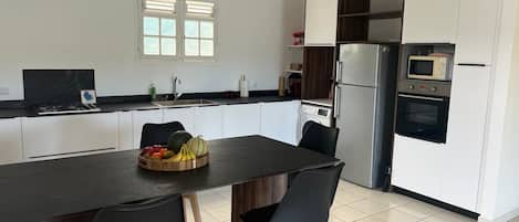 Comfort Apartment, 2 Bedrooms, 2 Bathrooms, Garden View | Private kitchen