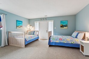 2 室のベッドルーム、デスク、旅行用ベビーベッド、WiFi (無料)