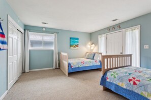 2 عدّة غرف نوم ومكتب وسرير سفر وواي فاي مجانًا