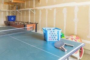 A ping pong table with a blue table tennis paddle and a table tennis ball. - Cozy 2BR /2BA Near WSU - King Bed, Patio & Games (Pullman)