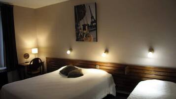 7 makuuhuonetta, silitysrauta/-lauta, vuodevaatteet