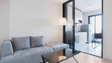 Condo, 1 Bedroom, Accessible, Smoking | Living room